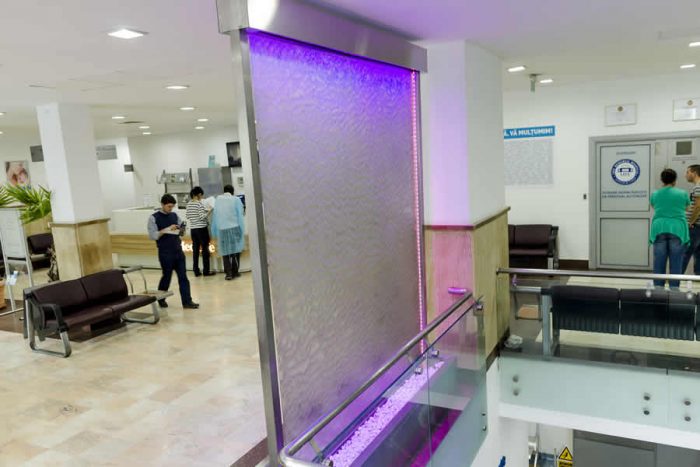 perete de apa transparent din tesatura inoxidabila realizat pentru receptie clinica medicala